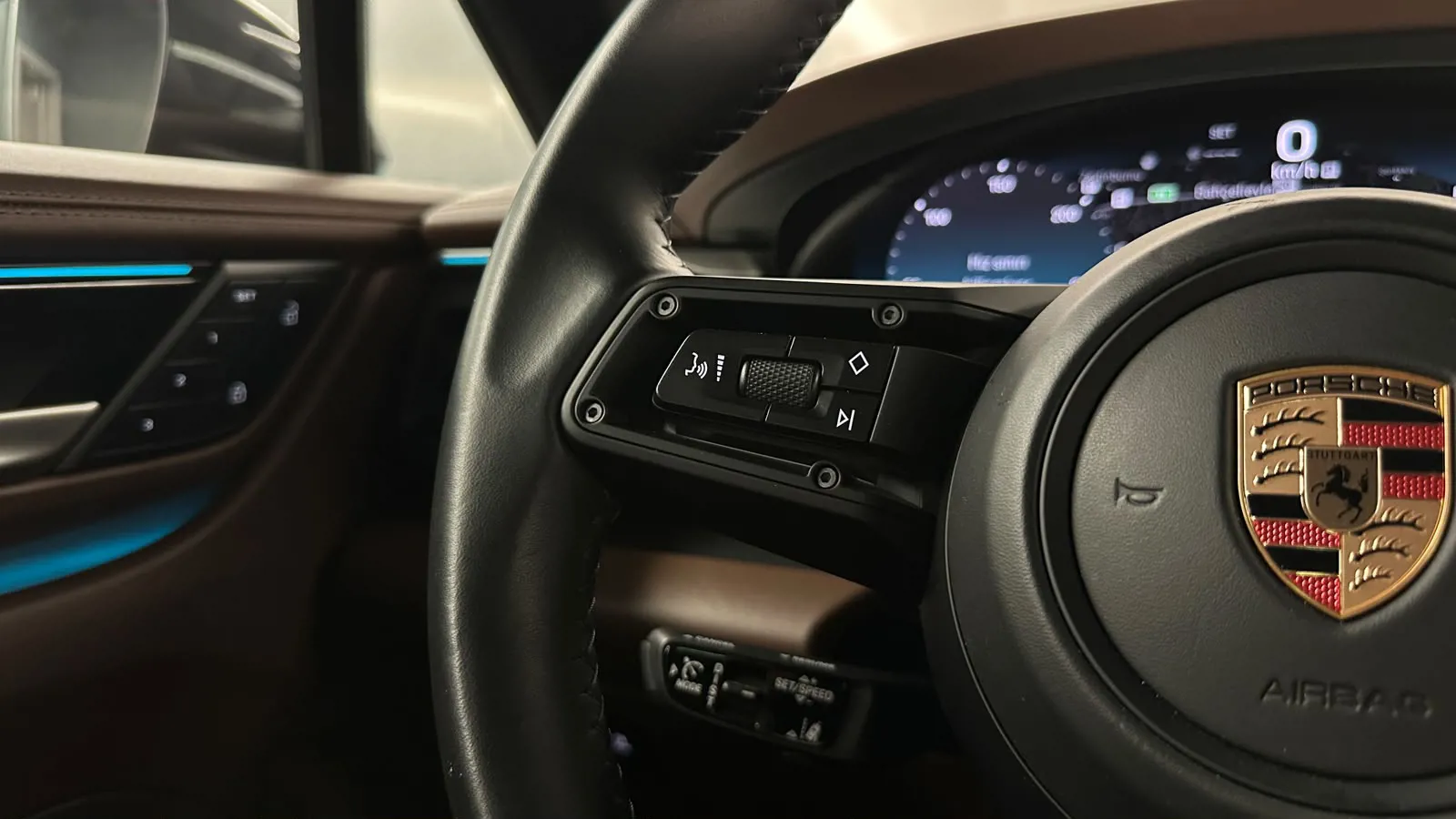 Porsche  MACAN 4