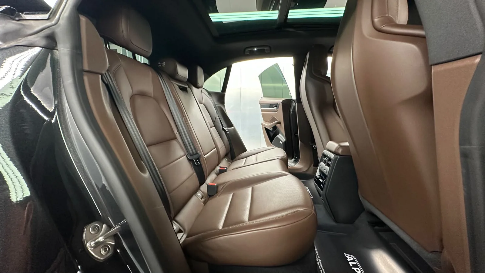 Porsche  MACAN 4