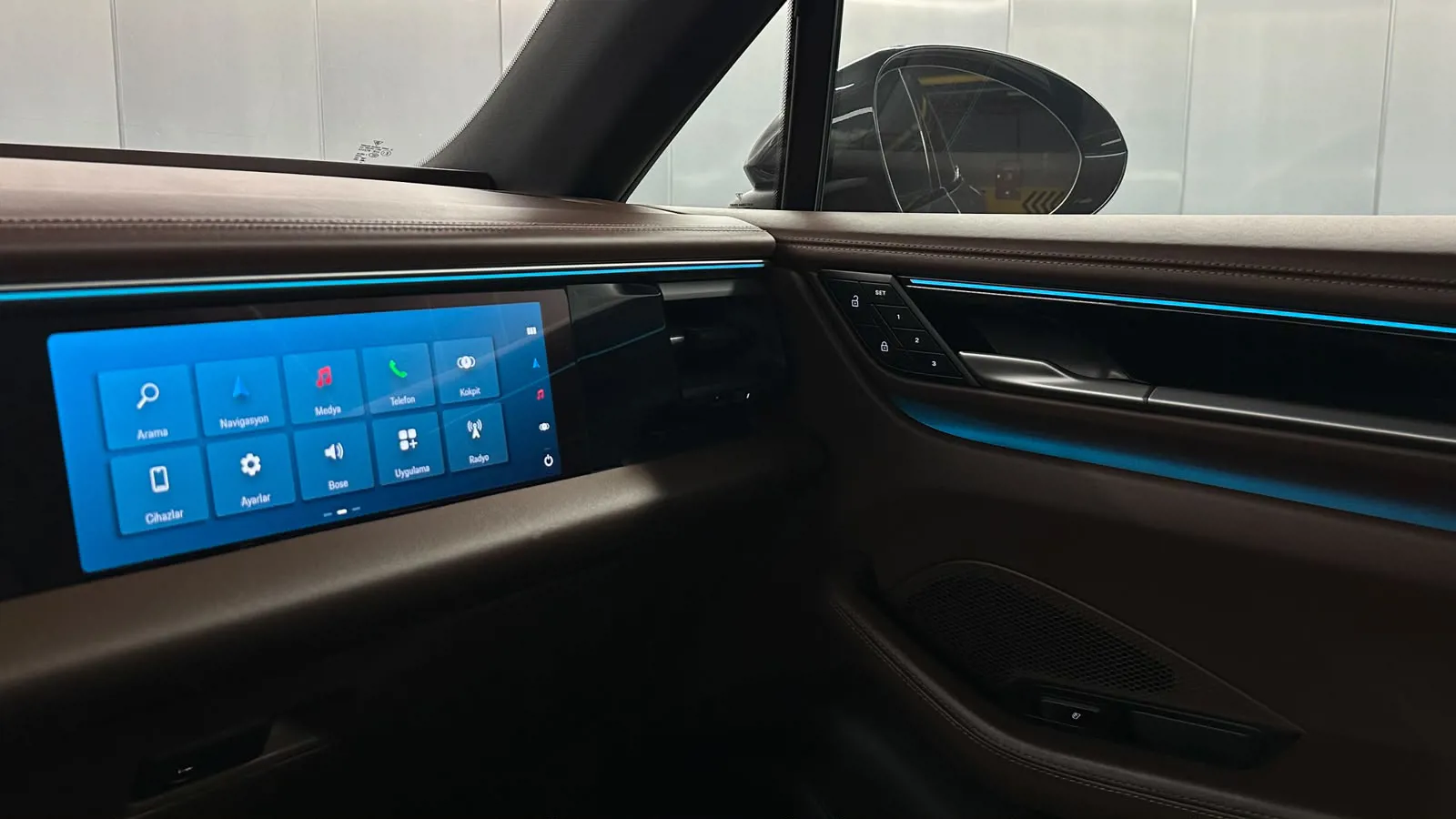 Porsche  MACAN 4