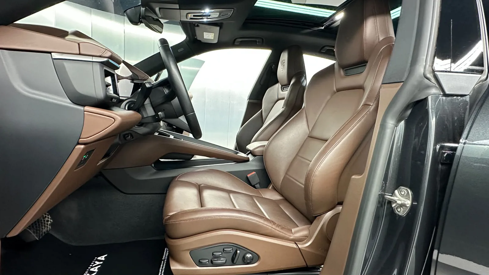 Porsche  MACAN 4