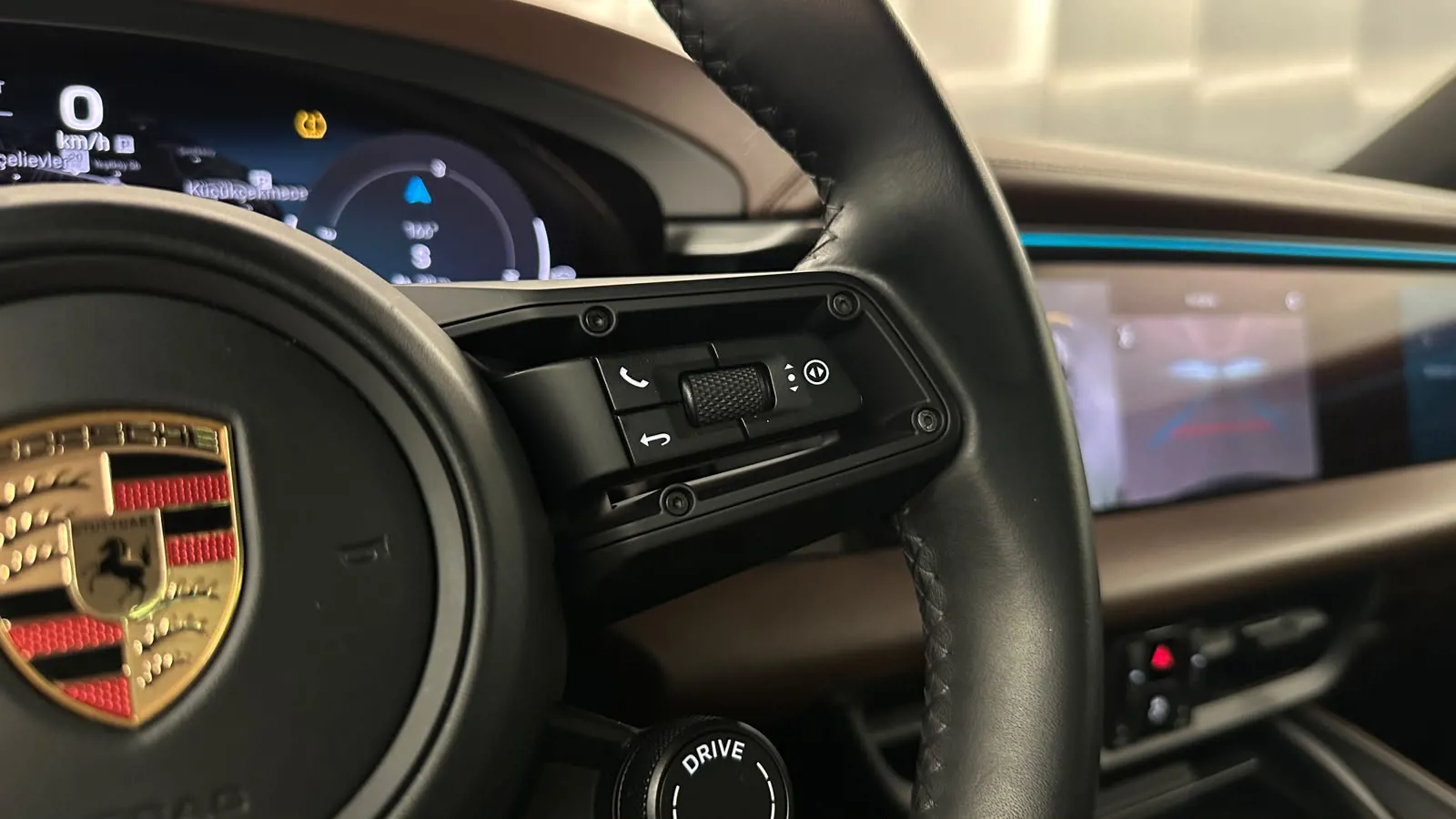 Porsche  MACAN 4
