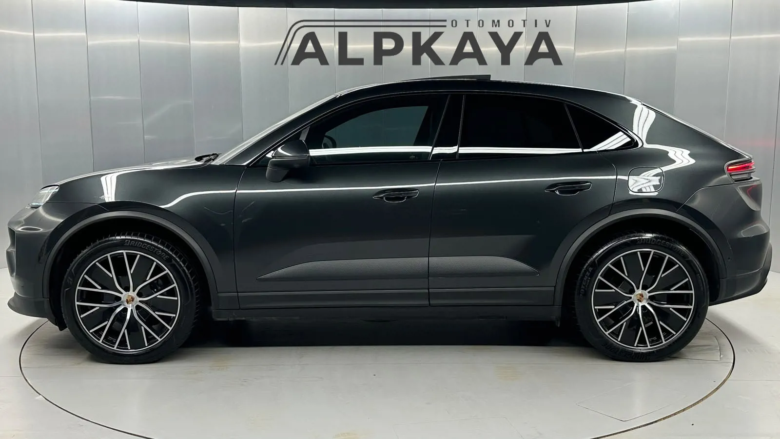 Porsche  MACAN 4