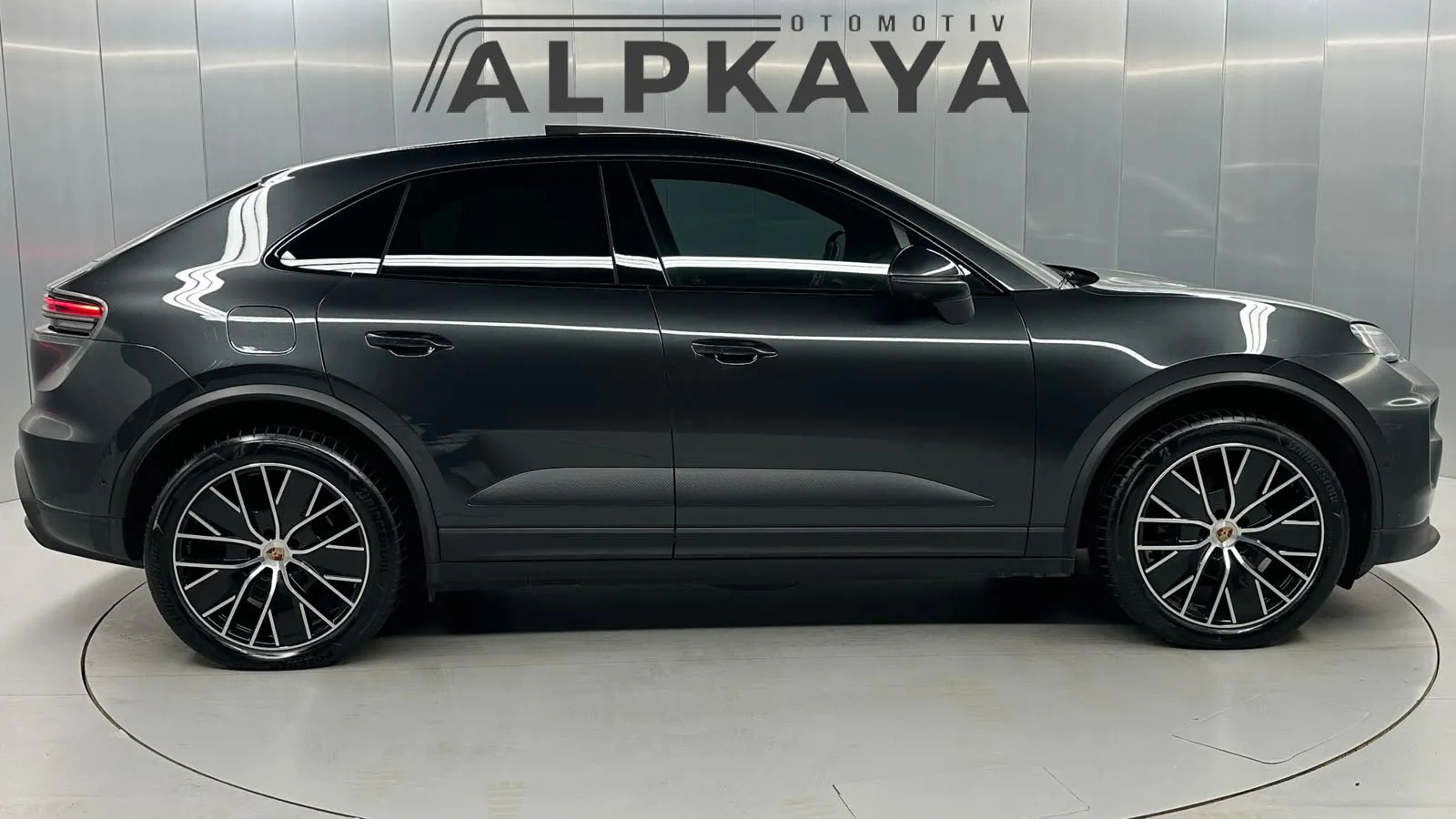 Porsche  MACAN 4