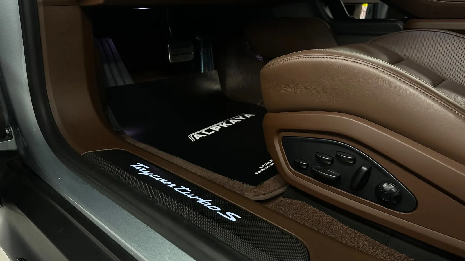 Porsche TAYCAN TURBO S 