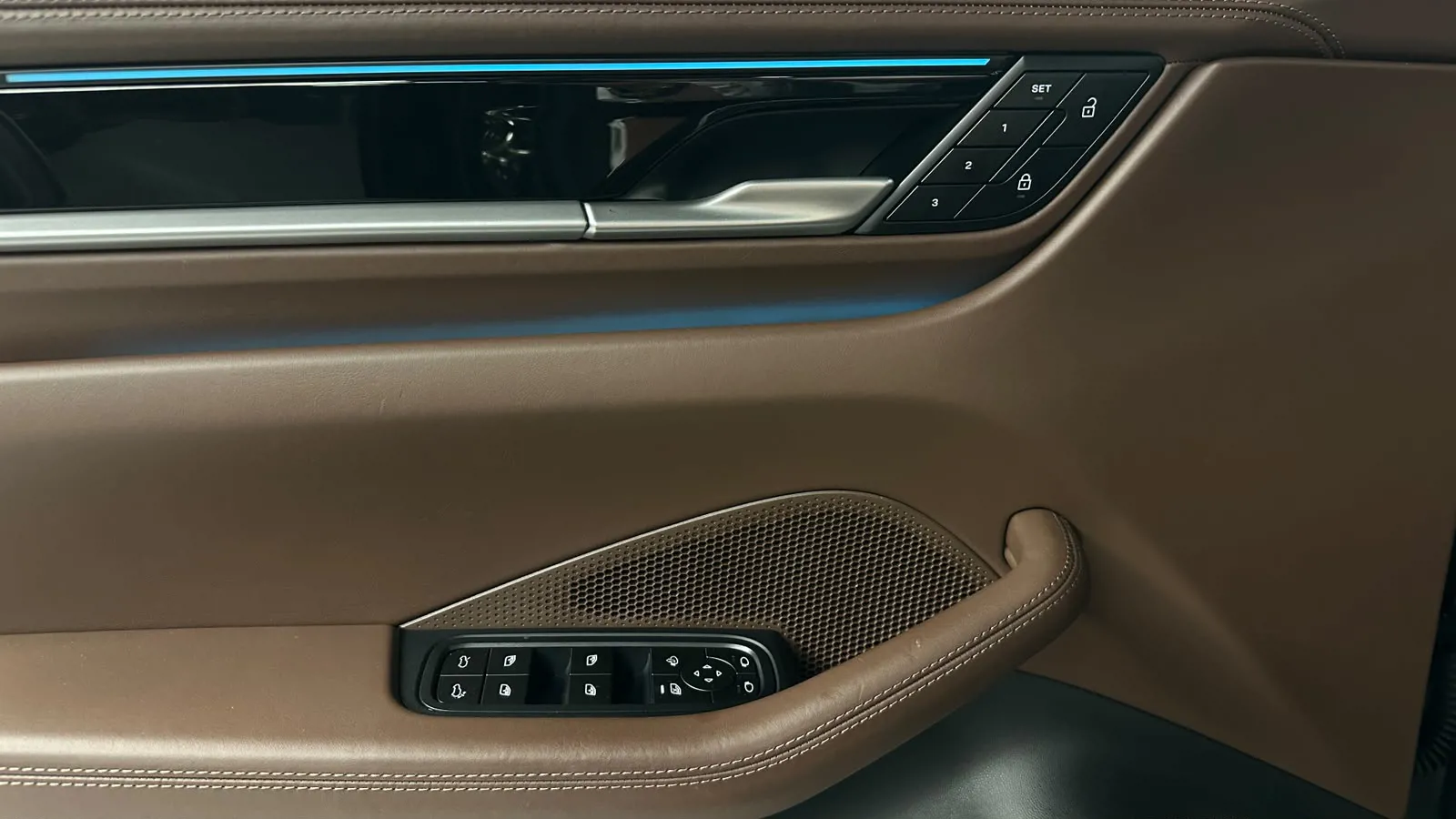 Porsche  MACAN 4