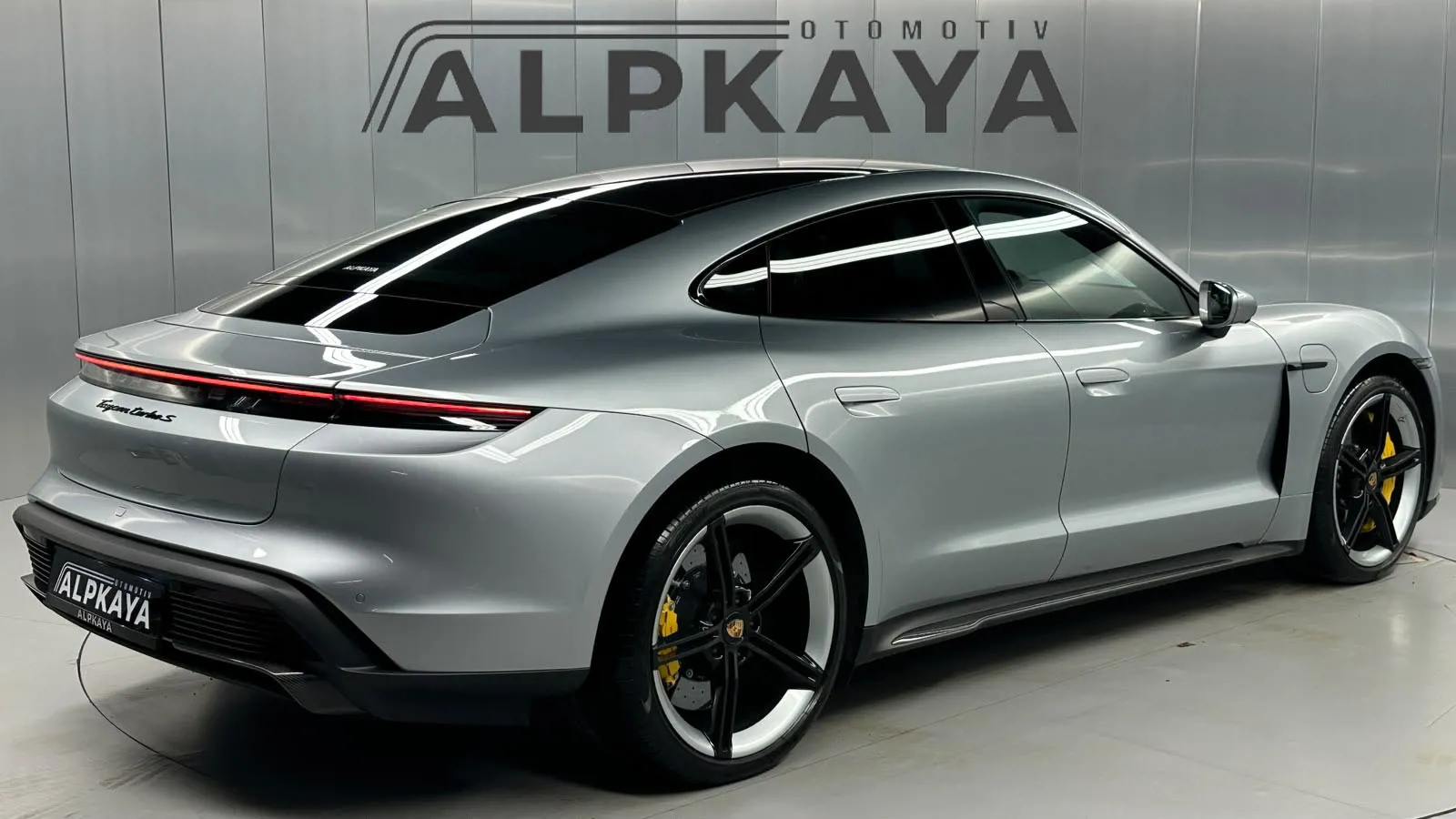 Porsche TAYCAN TURBO S 