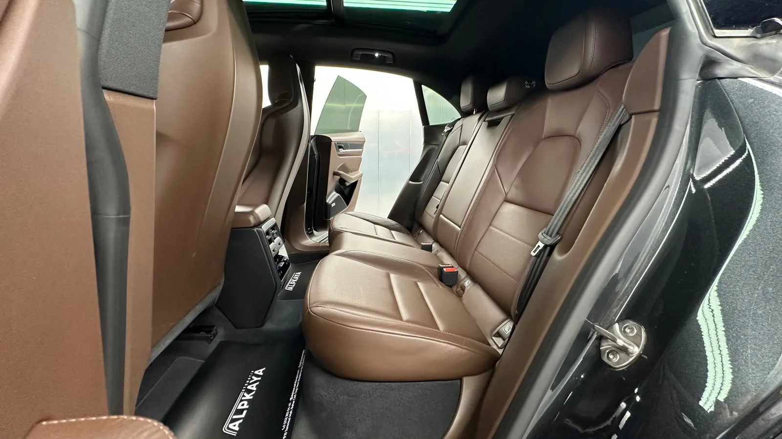 Porsche  MACAN 4